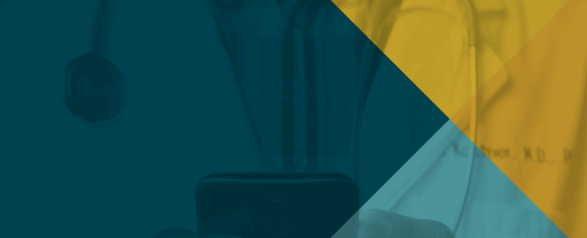 Ein Arzt in weißem Kittel mit Stethoskop hält ein Smartphone, auf dessen Display eine medizinische App-Oberfläche zu sehen ist.