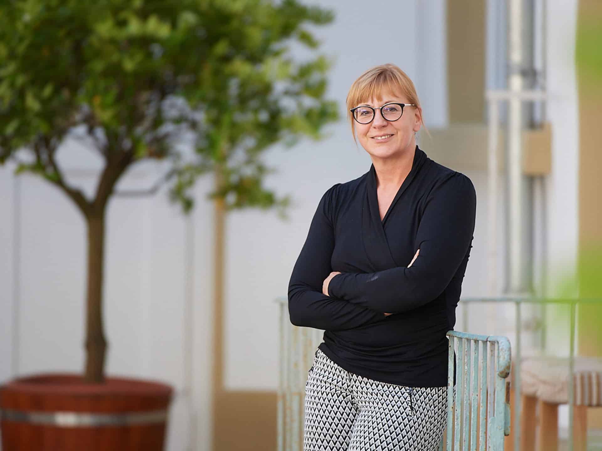 Marketing Managerin Katja im Innenhof der fluidmobile, join us, Jobs und Stellenangebote