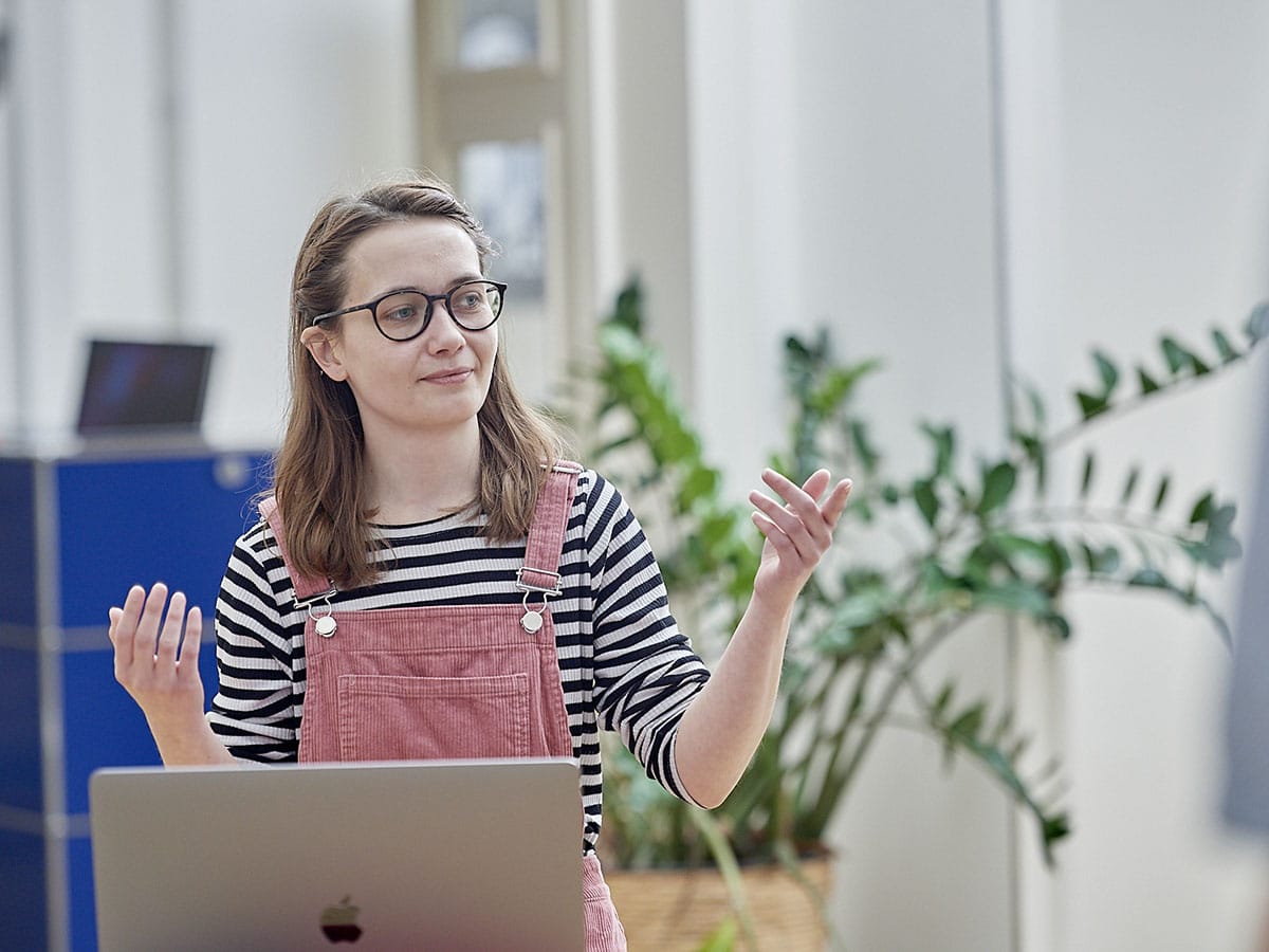 Foto von iOS Developerin Laura bei der Arbeit, join us, Jobs und Stellenangebote