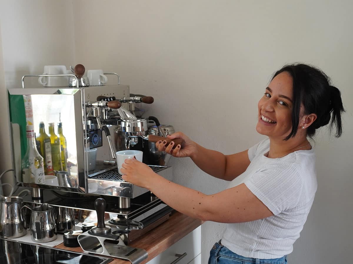 join us, Maria macht Kaffee an unserer tollen Siebträgermaschine