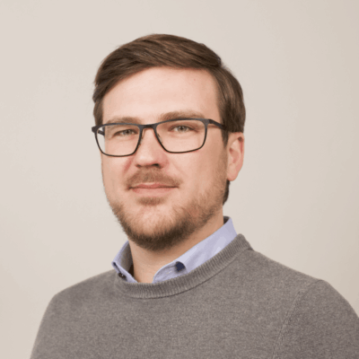 Dieses Bild zeigt Christoph Eberhardt als Porträt vor neutralem beigem Hintergrund DiGA Entwicklung Pharma Companion Apps und Digital Therapeutics (DTx)